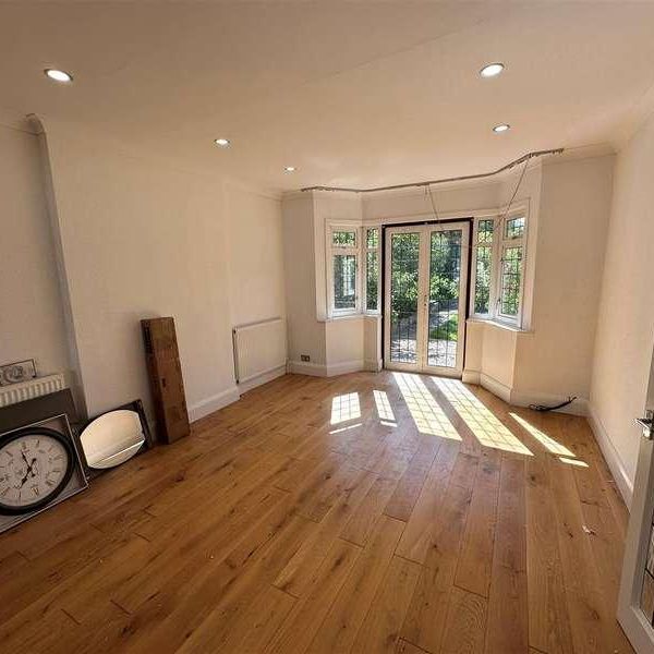 Penshurst Gardens, Edgware, HA8 - Photo 1