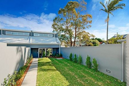 ULTRA MODERN LIVING - BEAUTIFULLY APPOINTED - Photo 4