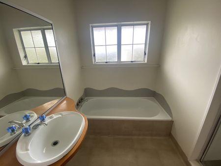 3 Bedroom home in Belmont - Photo 3