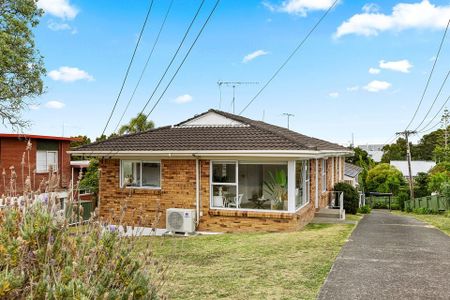 Well located, warm, attractive home - Photo 5