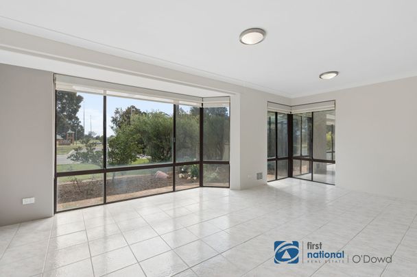 Beautifully Kept Home – Great Outdoor Space! - Photo 1