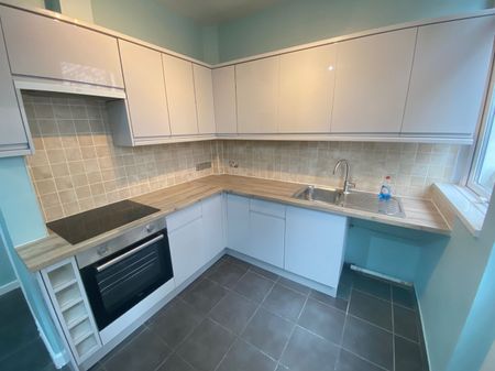 A 2 Bedroom Terraced - Photo 2