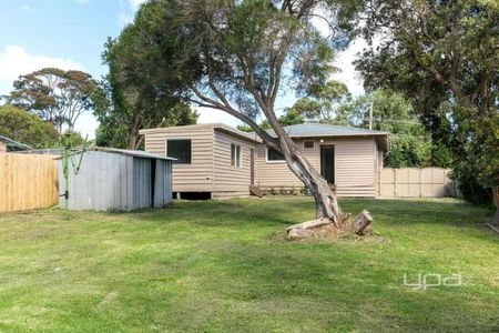 Charming Weatherboard with Bungalow – Lawn Mowing Included - Photo 5