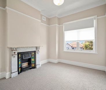 Newly Renovated 3-Bedroom Family Home with Air Conditioning – Prime... - Photo 2