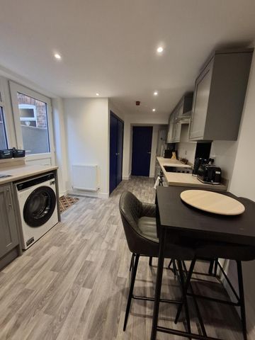 Room to let in newly refurbished HMO – Heneage Road - Photo 4