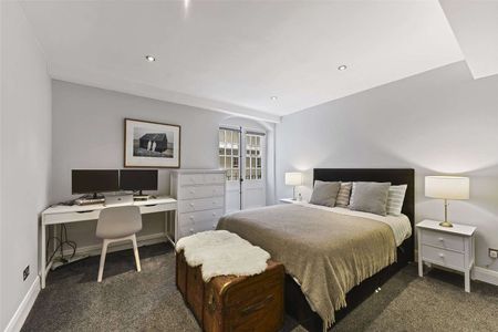 A wonderfully appointed, two bedroom apartment situated on the fourth floor of this charming warehouse conversion located in the heart of West Wapping. - Photo 3