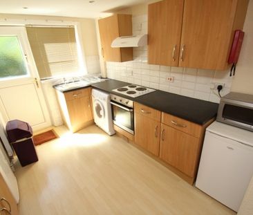 6 Bed - Derwentwater Grove, Leeds, - Photo 6