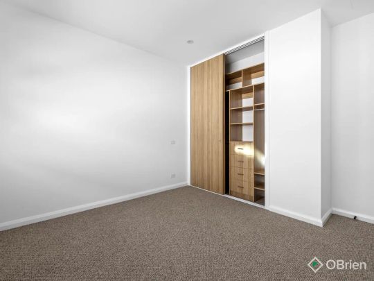 “World Class Luxury Living By The Parkland And Bay!” - Photo 1