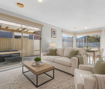 Comfortable Family Living in Lakeside - Photo 2