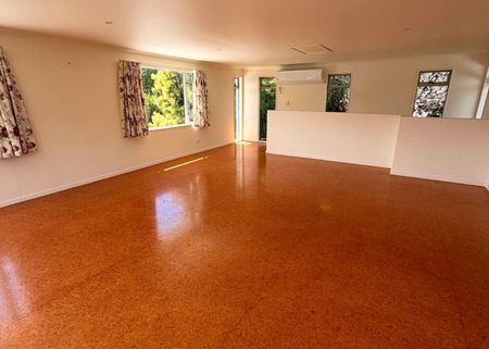Barn-Style Home on Kiwifruit Orchard - Katikati - Photo 2