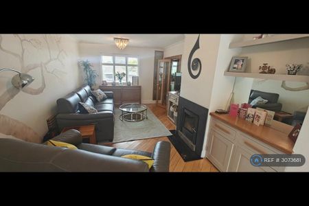 4 bedroom semi-detached house to rent - Photo 5