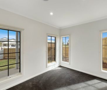 🏡 Brand New 4-Bedroom House in Eynesbury - $350pw - Photo 1