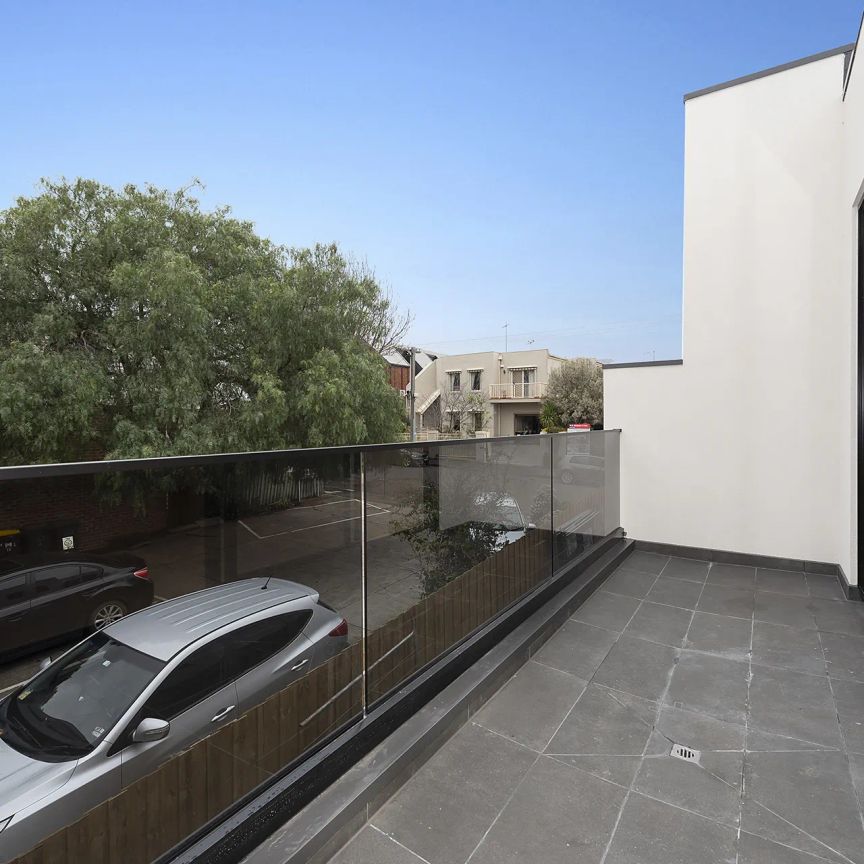 Ultra-modern home close to everything! - Photo 1