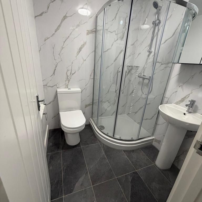 5 bedroom house of multiple occupation to rent - Photo 1