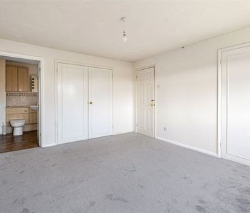 A 4-bedroom detached family home with a well proportioned rear gard... - Photo 6