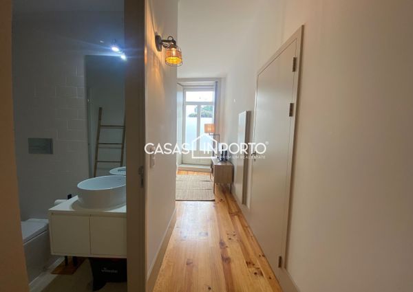 Apartamento T0+1 para arrendamento na Rua Santa Catarina, Porto