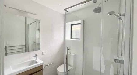 Chic 2BR Townhouse in Te Aro - Photo 4