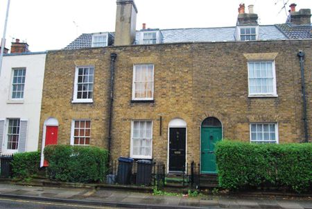 QWIRKY HOUSE NR TOWN CENTRE WITH EN-SUITE - Photo 3