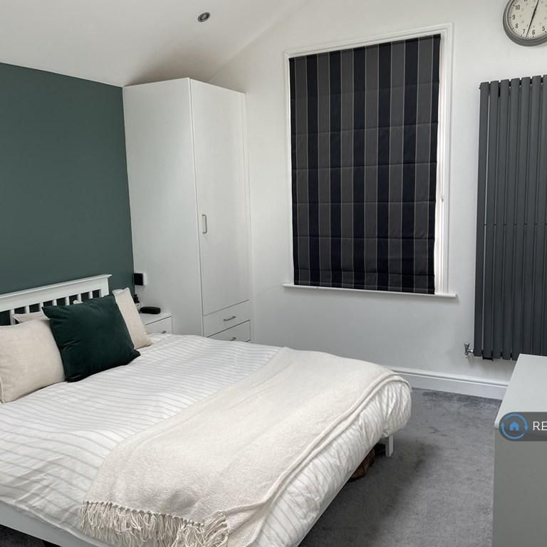 3 bedroom flat to rent - Photo 1