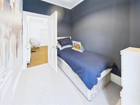 3 bedroom flat to rent - Photo 4