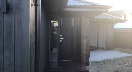 Three bedroom fully fenced home - Photo 5