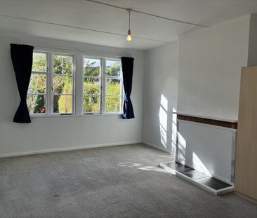 Sunny 2 bedroom Gem with big backyard! - Photo 3