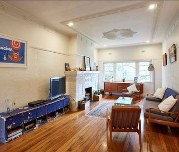 Charming Top-Floor 2-Bedroom Apartment in St Kilda - Photo 1