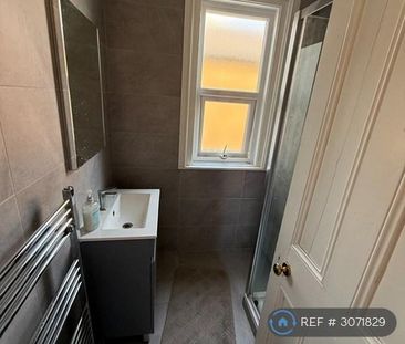 1 bedroom in a flat share to rent - Photo 2