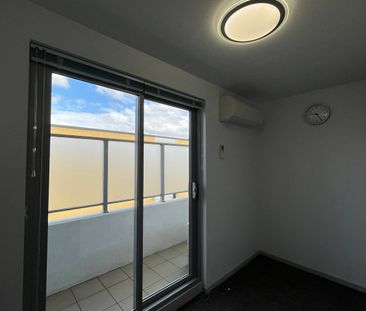 One Bedroom Student Studio with carpark and furniture and split system - Photo 5