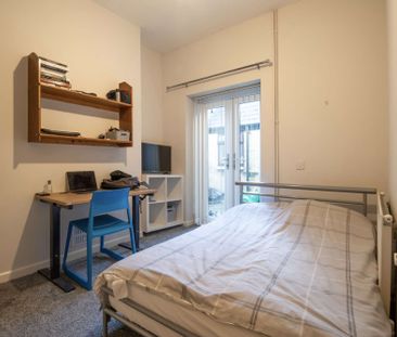 Modern kitchen and large living area - Photo 3