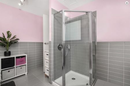 Beach Road Stunner! - Photo 5