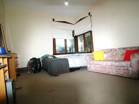 Sunny Drenched, Easy Access, Huge Bedrooms - Photo 1