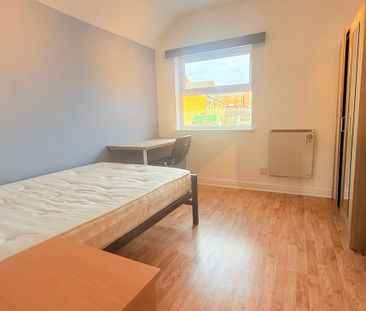 8 Bedroom Mid Terraced House - Photo 2