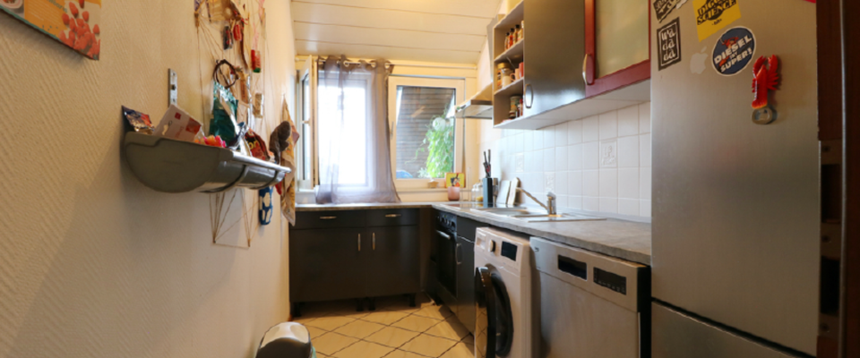 Helle schöne Wohnung im 3.OG eines ruhigen und gepflegten MFH - Foto 1