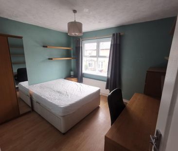 4 bedroom end of terrace house to rent - Photo 3