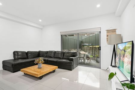 Three Bedroom Home 6 month lease only - Photo 5