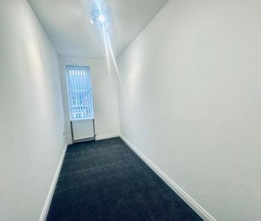 4 bedroom flat to rent - Photo 2