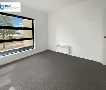 Modern & Spacious Three Bedroom Townhouse! - Photo 6