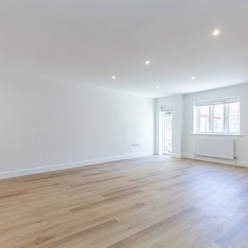 Olive Court Corn Street OX28 - Photo 1