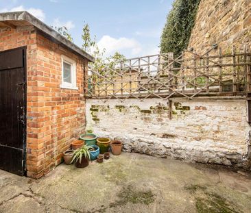 2 bedroom terraced house to rent - Photo 4