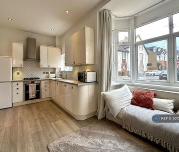 2 bedroom semi-detached house to rent - Photo 5