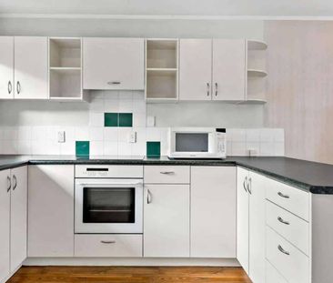 2 bedrooms + 1 bathroom - Photo 2