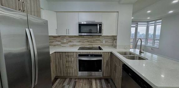 Duke Of York And Living Arts Bright 3Bdrm Updated Kitchen Modern - Photo 2