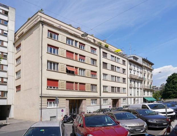 Appartement de 3 pièces au 6ème étage en attique dans un immeuble avec ascenseur. - Photo 1