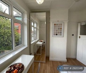 1 bedroom in a house share to rent - Photo 2