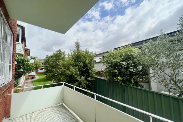 Lovely Three Bedroom Apartment, Conveniently Located! - Photo 1