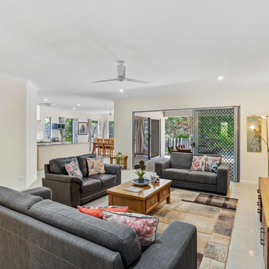 Modern furnished home with pool, steps from Palm Cove Beach - Photo 1