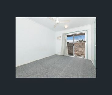 Spacious & Private Townhouse - Photo 3