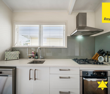 Charming Family Home in Blockhouse Bay - Photo 5