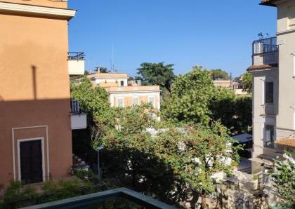 Parioli-Piazza delle Muse: Restored 3 bedroom, 3 Bath, spacious living, kitchen, balcony, near park, master bed & 2 single bedrooms. Ref 1045
